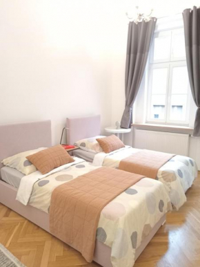 CastleHill1011- FREE parking and AC in the inner city